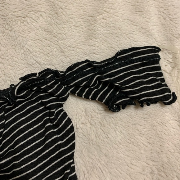 Tilly’s top with off the shoulder sleeves - Picture 3 of 4